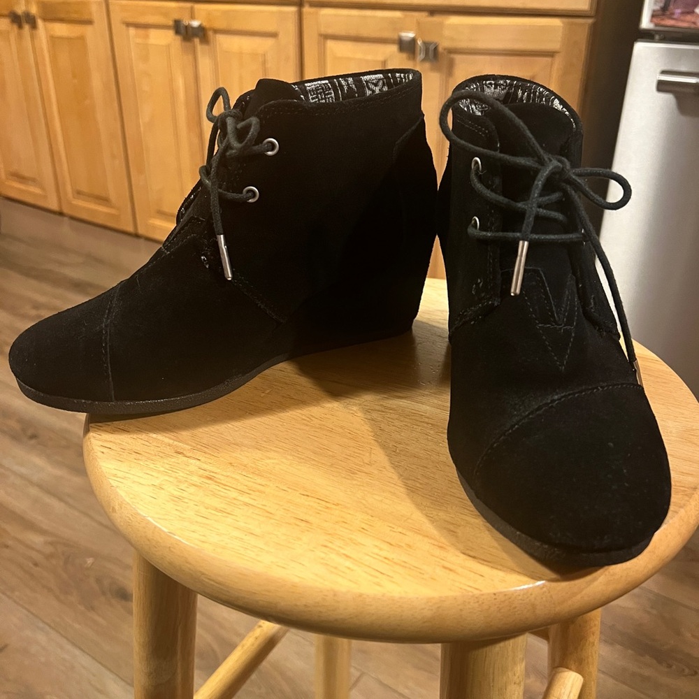 Tom’s Black Suede Women's Ankle Boots
